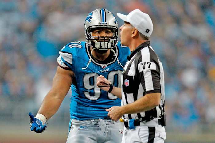 2011-1124-Ndamukong-Suh-referee.jpg